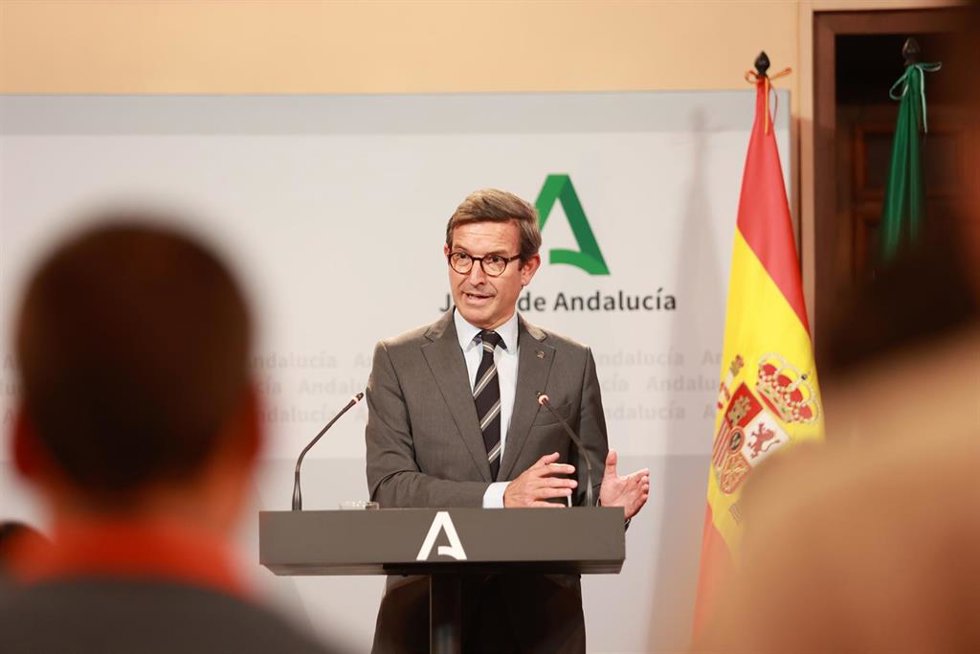 El consejero de Industria, Energía y Minas, Jorge Paradela, comparece en la rueda de prensa posterior al Consejo de Gobierno. A 9 de abril de 2024, en Sevilla (Andalucía, España). El Consejo de Gobierno de la Junta de Andalucía se reúne en el Palacio de