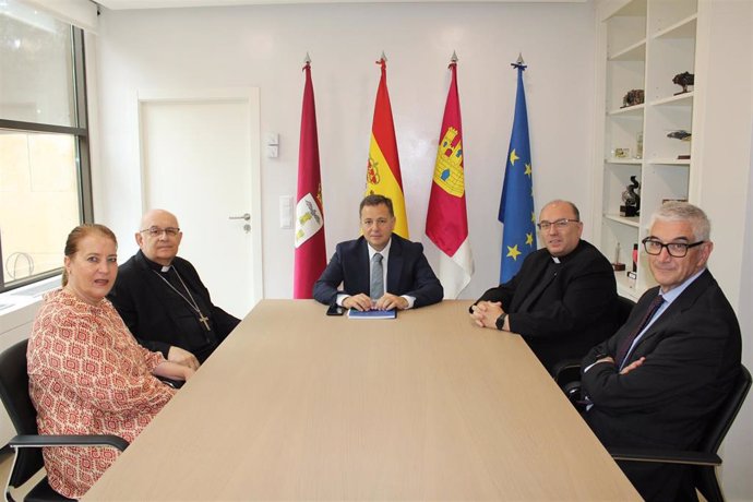 Archivo - Manuel Serrano en una reunión con el obispo Ángel Fernández Collado.