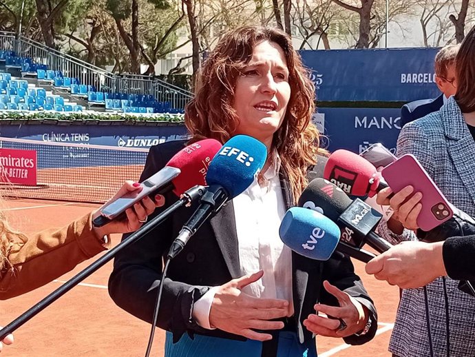 La vicepresidenta de la Generalitat, Laura Vilagrà, en declaraciones a los medios en su visita al Reial Club de Tenis de Barcelona