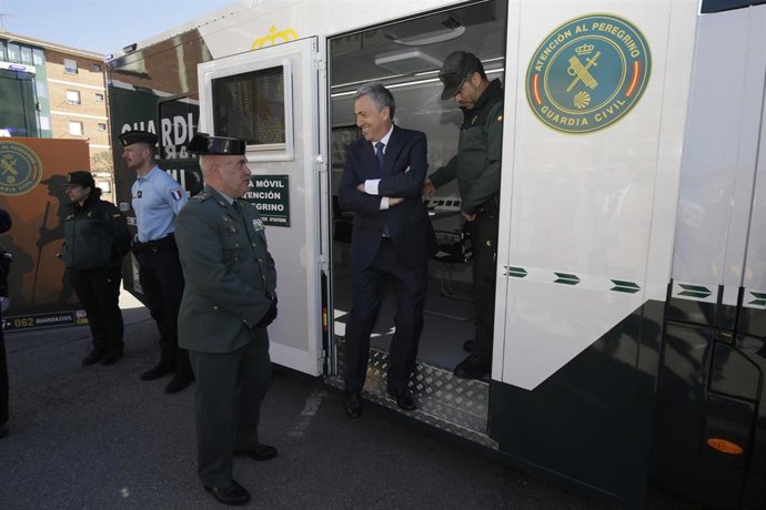 El director general de la Guardia Civil, Leonardo Marcos González (c), durante la presentación de  las nuevas unidades móviles de Atención a ciudadanos y peregrinos, a 9 de abril de 2024, en León,