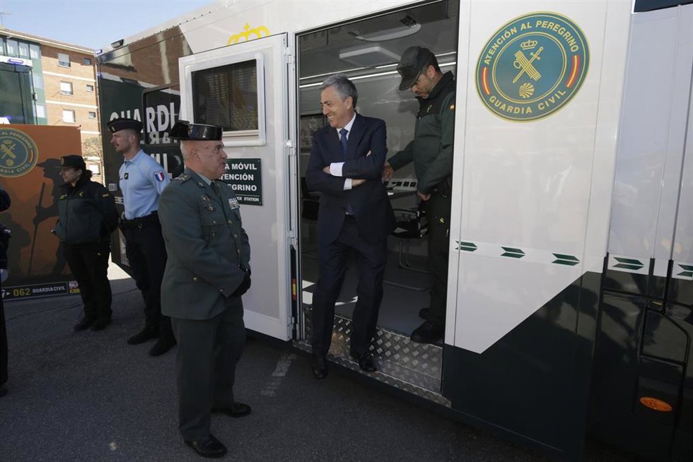 El director general de la Guardia Civil, Leonardo Marcos González (c), durante la presentación de las nuevas unidades móviles de Atención a ciudadanos y peregrinos, a 9 de abril de 2024, en León,