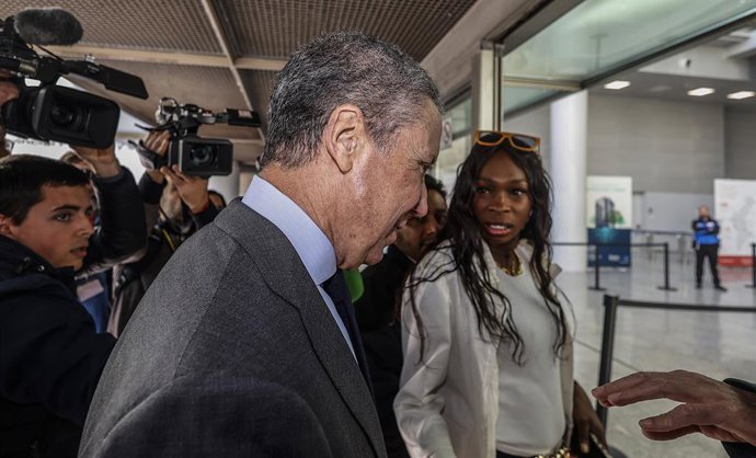 Una dona enlletgeix a l'ex-president de la Generalitat i ex-ministre Eduardo Zaplana que no guarde la cua de control d'accés a la Ciutat de la Justícia 