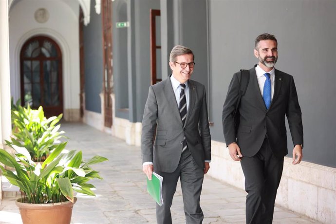 El consejero de Sostenibilidad, Medio Ambiente y Economía Azul y portavoz del Gobierno, Ramón Fernández-Pacheco (d); y el consejero de Industria, Energía y Minas, Jorge Paradela (i), comparecen en la rueda de prensa posterior al Consejo de Gobierno. A 9