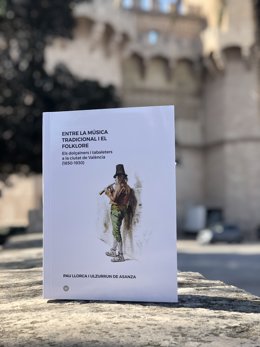Portada de 'Entre la música tradicional y el folklore' de Pau Llorca