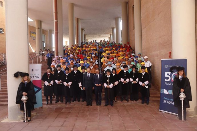 Archivo - El presidente de la Junta de Andalucía, Juanma Moreno, (c) preside el acto solemne de apertura del curso académico 2022-2023 de las universidades andaluzas en Málaga. (Foto de archivo).