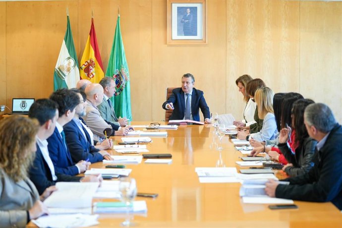 El presidente de la Diputación de Sevilla, Javier Fernández (c), preside la sesión ordinaria de la Junta de Gobierno