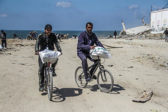 Palestinos con sacos de comida lanzados por vía aérea en Yabalia, en el norte de la Franja de Gaza (archivo)