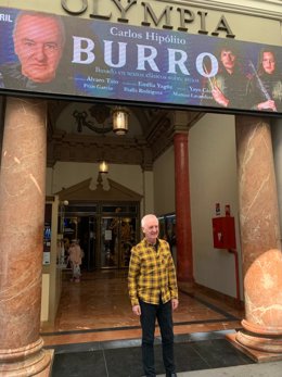 El actor Carlos Hipólito posa ante el Teatro Olympia de Valncia.