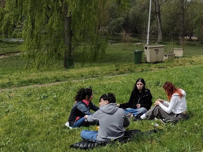 Jóvenes en el entorno del río Tormes durante la celebración del Lunes de Aguas en Salamanca