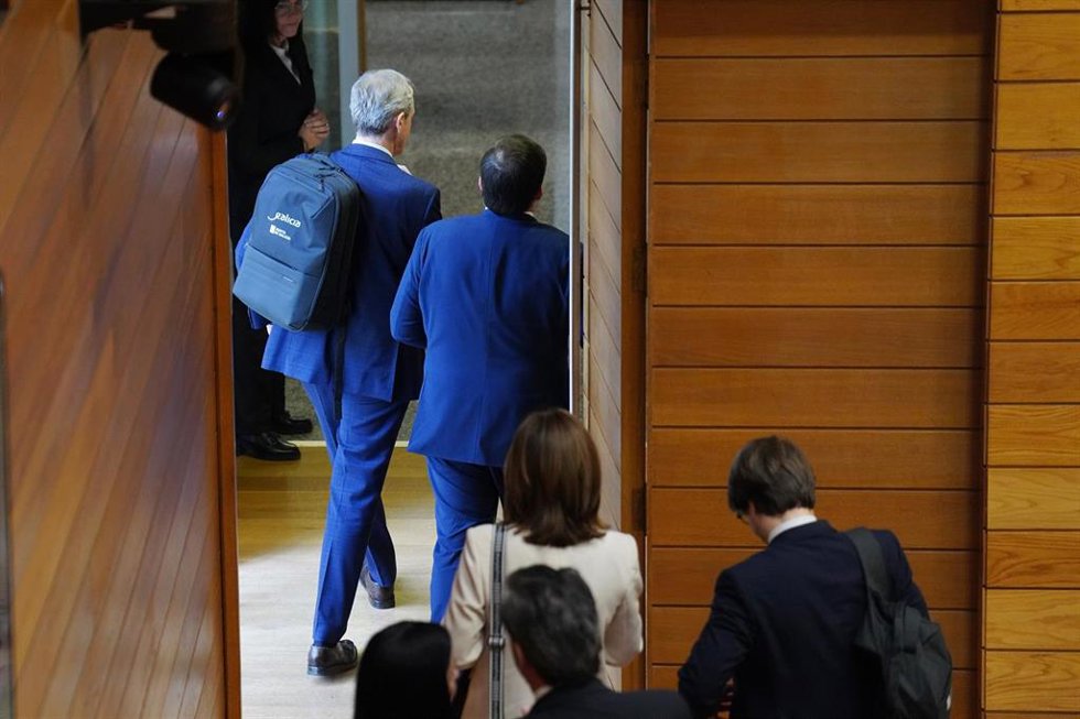El presidente de la Xunta de Galician en funciones, Alfonso Rueda, a su salida del hemiciclo.