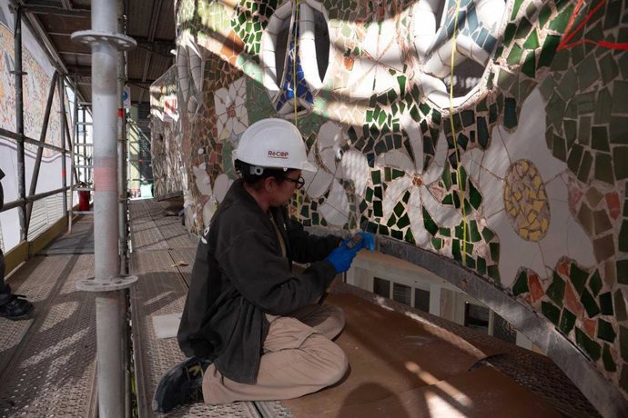 Un operario trabaja en la restauración de la Casa Batlló de Barcelona.