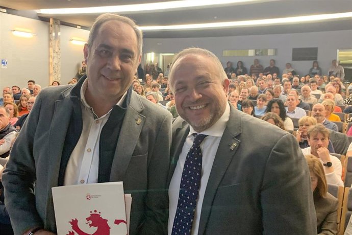 El presidente de la Diputación de León, Gerardo Álvarez Courel, y el vicepresidente de la institución, Valentín Martínez, en el encuentro con los representantes municipales.