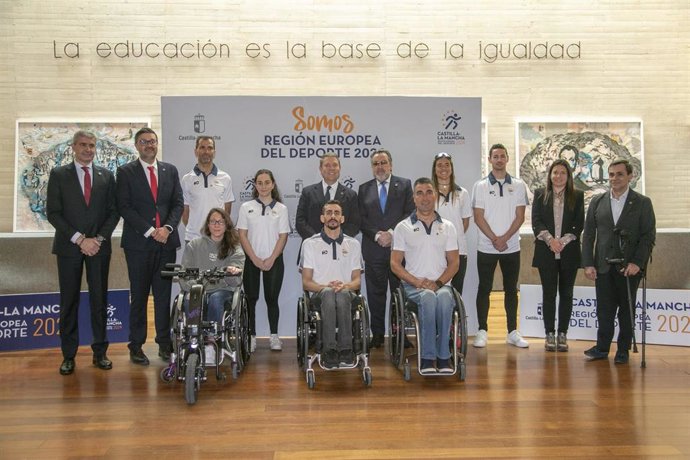 El presidente de Castilla-La Mancha, Emiliano García-Page, ha asistido a la presentación de los deportistas castellanomanchegos del equipo paralímpico español preseleccionados para París 2024.