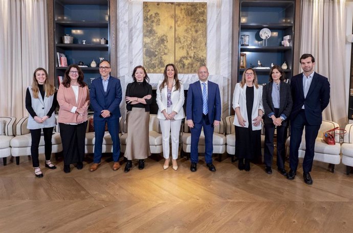 Concepción Navarro (Mutua Madrileña), José Miguel Tudela (Enagás), Ana Salazar (Aena), Esther Duarte (Aedas Homes), Álvaro Guitart (Mapfre), Ana Ferrón (GSK), Elena Valderrábano (Telefónica) y Bruno Esgalhado (McKinsey & Company).