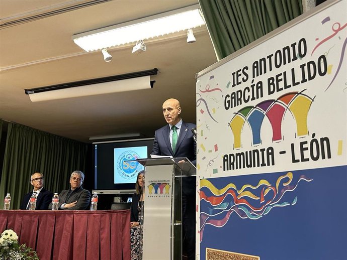 Diez durante su intervención en el acto del 50 aniversario del IES García Bellido.