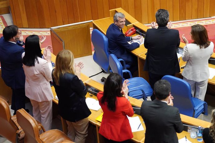 El líder del PPdeG, Alfonso Rueda, es aplaudido durante su segundo debate de investidura, en el Parlamento gallego.
