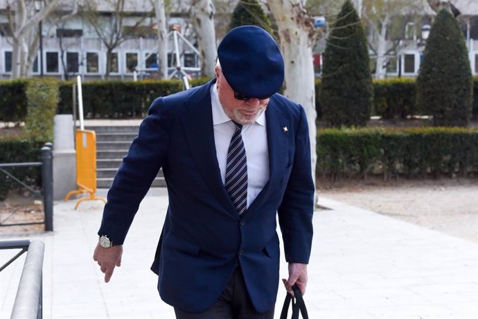 El comisario jubilado José Manuel Villarejo a su llegada a la Audiencia Nacional, a 19 de marzo de 2024, en Madrid (España). La Audiencia Nacional ha dejado visto hoy para sentencia el juicio por la supuesta contratación de una empresa del ex comisario Jo