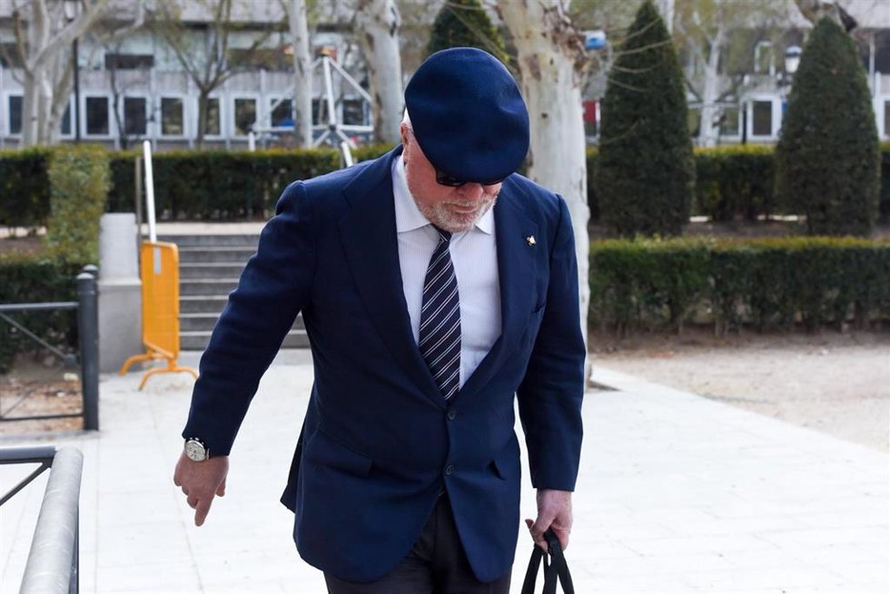 El comisario jubilado José Manuel Villarejo a su llegada a la Audiencia Nacional, a 19 de marzo de 2024, en Madrid (España). La Audiencia Nacional ha dejado visto hoy para sentencia el juicio por la supuesta contratación de una empresa del ex comisario