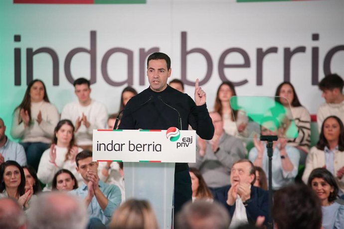 Archivo - El candidato del PNV a Lehendakari, Imanol Pradales, interviene durante un acto del PNV