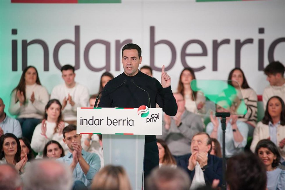 Archivo - El candidato del PNV a Lehendakari, Imanol Pradales, interviene durante un acto del PNV