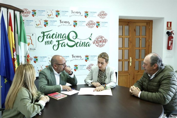 La presidenta de la Diputación de Cádiz, Almudena Martínez (2d), junto al alcalde de Facinas, Cristóbal Iglesias (2i), durante la visita a Entidad Local Autónoma tarifeña de Facinas. A 09 de abril de 2024, en Cádiz (Andalucía, España).