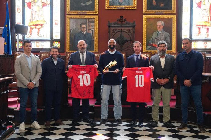 El alcalde de Palma, Jaime Martínez, y el presidente del Consell de Mallorca, Lloren Galmés, junto al futbolista mallorquín Emilio Nsue y otros representantes institucionales durante el acto homenaje al jugador.
