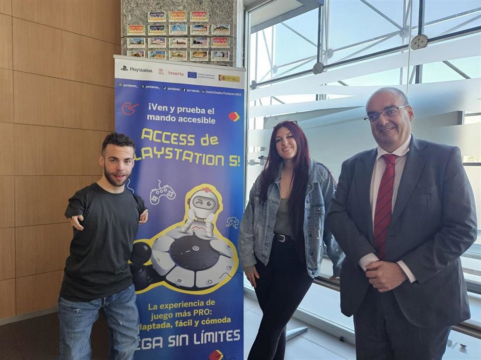 Foto de familia tras la presentación de un mando para PlayStation 5 adaptado a personas con discapacidad.