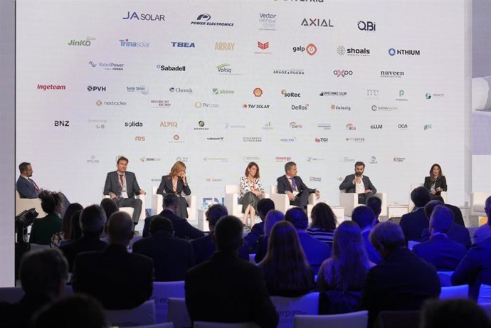 Expertos del sector de las energías renovables coinciden en la importancia del marco regulatorio y el 'permitting'