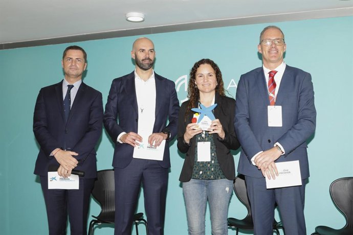 Foto de familia del acto de entrega de los Premios EmprendeXXI a Aritium Technologies.