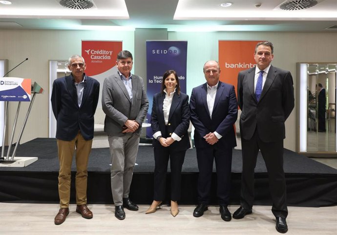 Imagen de los participantes en el encuentro de 'Diálogos para el Desarrollo'