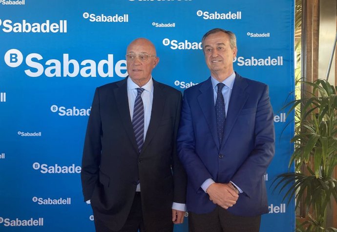 El president de Banc Sabadell, Josep Oliu, i el conseller delegat, César González-Bueno