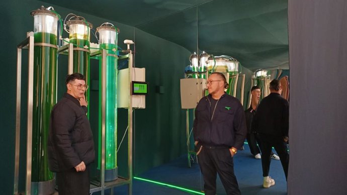 Los comisarios de la exposición 'La vida secreta de las micro-algas' y cofundadores de Un Jardín Sur Les Toits, Jesús Pascual y Stefano Morana, durante la presentación de la muestra en València.