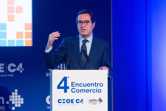 El presidente de la CEOE, Antonio Garamendi, interviene en el IV Encuentro del Comercio de CEOE, en el Auditorio de Mutua Madrileña, a 9 de abril de 2024, en Madrid (España). La Comisión de Competitividad, Comercio y Consumo de CEOE (C4) ha organizado, ju