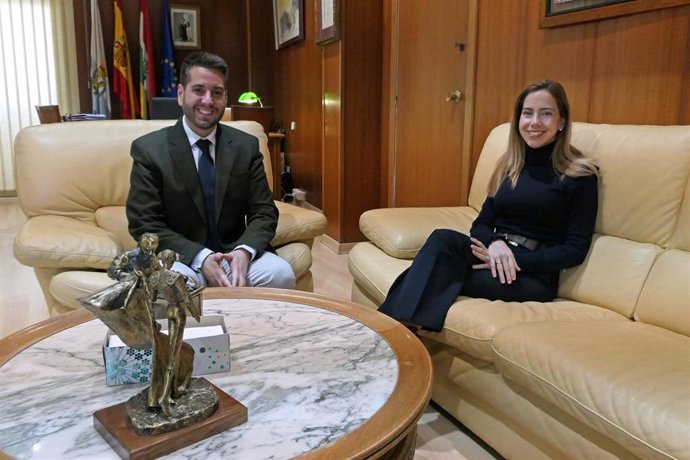 La presidenta del Parlamento defiende el importante papel de los municipios "para hacer entre todos una comunidad mejor"