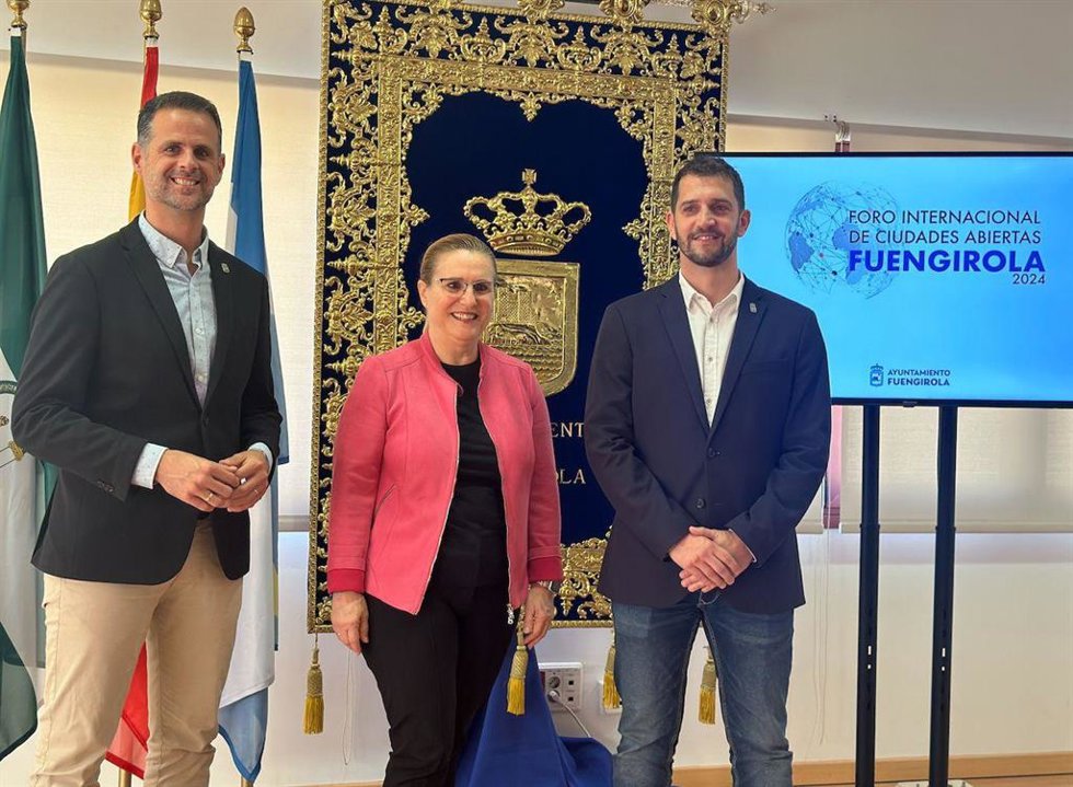 La alcaldesa de Fuengirola (Málaga), Ana Mula, junto al concejal de Turismo, José Luis Ponce, y el edil de Proyección Exterior, Julio Rodríguez, en la presentación del I Foro Internacional de Ciudades Abiertas