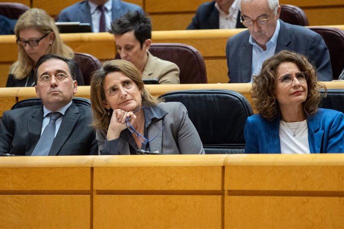 (I-D) El Ministro de Asuntos Exteriores, José Manuel Albares; la vicepresidenta tercera y ministra para la Transición Ecológica y el Reto Demográfico, Teresa Ribera y la vicepresidenta primera y ministra de Hacienda, María Jesús Montero, durante un pleno 