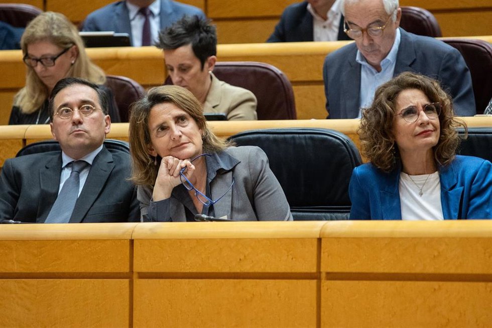(I-D) El Ministro de Asuntos Exteriores, José Manuel Albares; la vicepresidenta tercera y ministra para la Transición Ecológica y el Reto Demográfico, Teresa Ribera y la vicepresidenta primera y ministra de Hacienda, María Jesús Montero, durante un plen