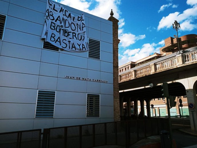 Pancarta reivindicativa de los bomberos