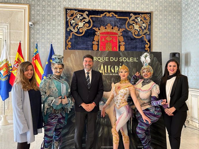 L'alcalde d'Alacant, Luis Barcala, la regidora de Cultura, Nayma Beldjilali, i la International Màrqueting Manager - Touring Show Division de Cirque du Soleil, Cristina Moreno, i tres dels artistes de la companyia.