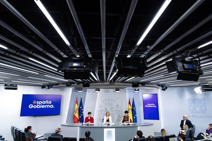 (I-D) La ministra de Vivienda y Agenda Urbana, Isabel Rodríguez; la ministra Portavoz, Pilar Alegría, y la ministra de Inclusión, Seguridad Social y Migraciones, Elma Saiz, durante una rueda de prensa posterior a la reunión del Consejo de Ministros, a 9