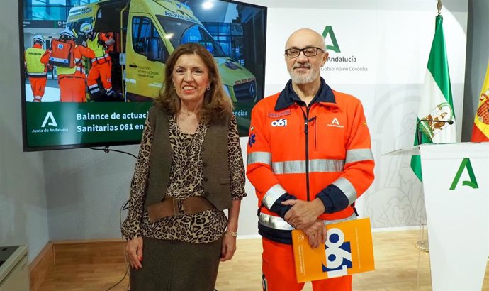 La delegada de Salud y Consumo de la Junta de Andalucía en Córdoba, María Jesús Botella, junto al director del 061 en Córdoba, Antonio Mantero