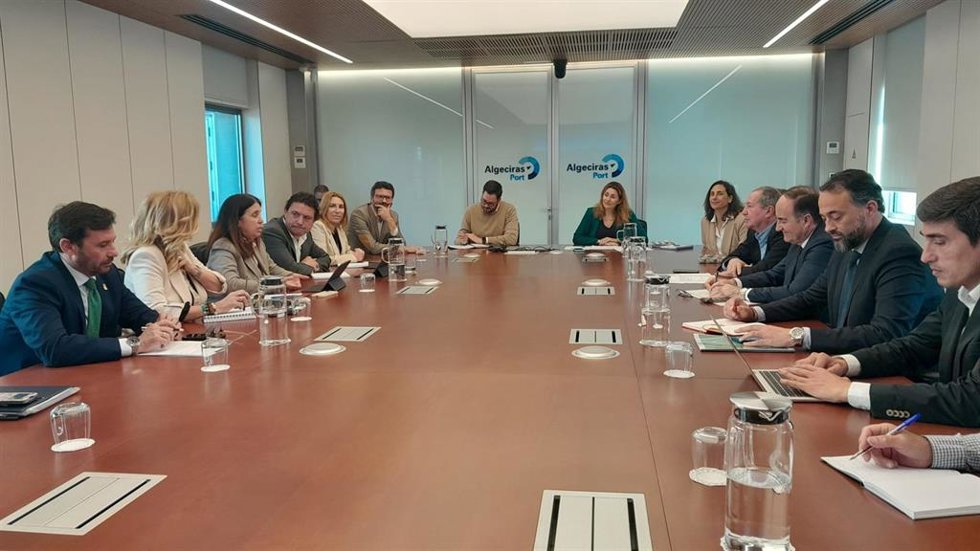 Representantes de la Junta de Andalucía en Cádiz y de la Asociación de Grandes Industrias (AGI) del Campo de Gibraltar, reunidos en Algeciras.
