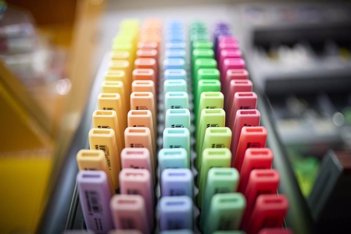Archivo - Subrayadores de diferentes colores en la papelería Carlin, a 31 de agosto de 2023, en Madrid (España). 