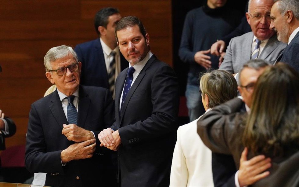 El alcalde de A Estrada, José López Campos, en la tribuna de invitados del hemiciclo gallego. 