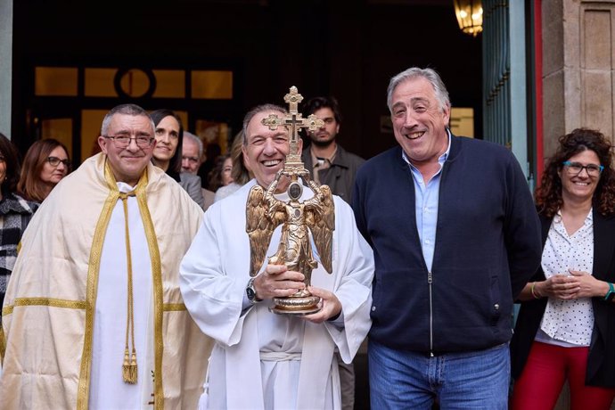 El alcalde de Pamplona, Joseba Asiron, recibe la imagen del Ángel de Aralar.