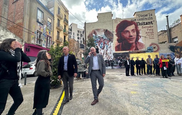 Un grupo de vecinos de Vallcarca protesta por la presencia del conseller de Interior, Joan Ignasi Elena, la consellera de Territorio, Ester Capella, y otros miembros de ERC