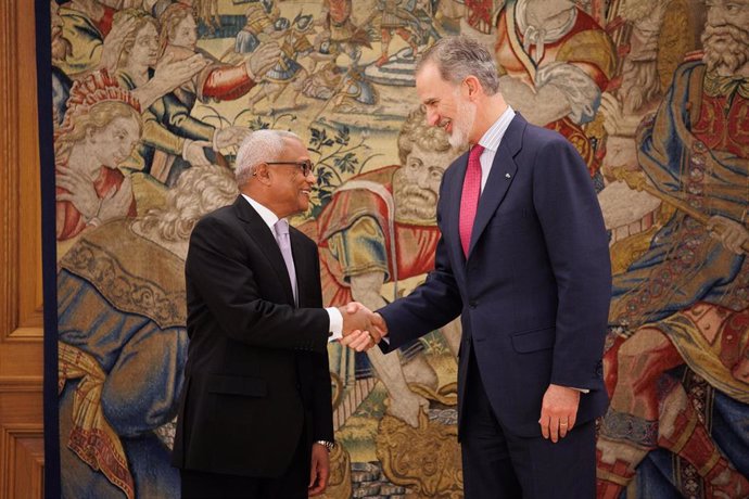 El Rey Felipe VI (d) recibe al Presidente de la República de Cabo Verde, José María Pereira Neves