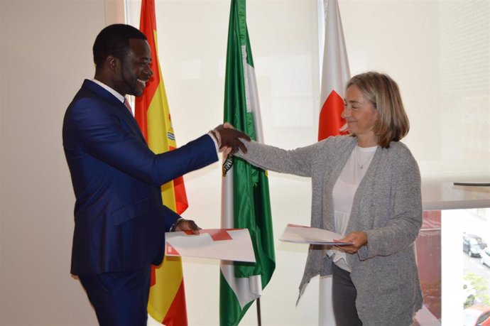 Diakite y Ruiz en la rúbrica del convenio.