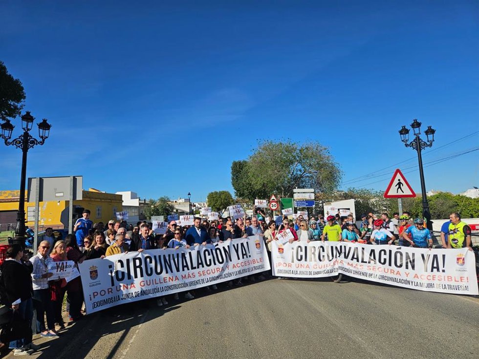 Vecinos cortan la A-460 en Guillena para reclamar la circunvalación.