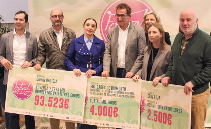 Luz Casal hace entrega de los fondos solidarios del Festival de la Luz 2023 en la presentación de la edición del 2024.